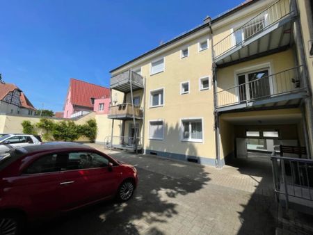 ZENTRUM ! 2-ZIMMER-ALTBAUWOHNUNG MIT BALKON - EBK - EINSTELLPLATZ - Photo 3