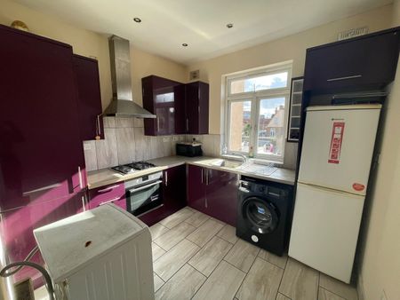 2 bed maisonette to rent in Bowrons Avenue, Wembley, HA0 - Photo 2