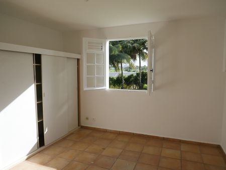 Location Maison 4 pièces 90m² BAIE MAHAULT 97122 - Photo 2