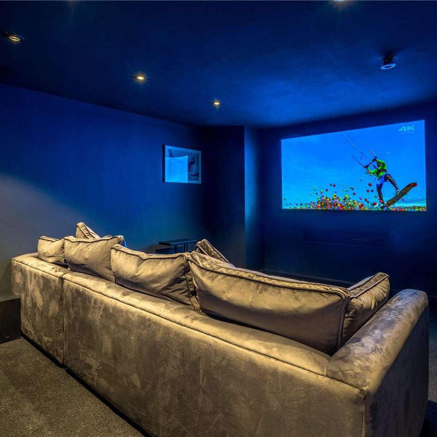 Exquisite "turn key" luxury property with cinema, gym and sauna in exclusive Hale location - Photo 1