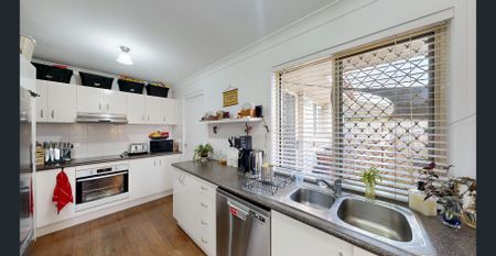 Family home in the heart of Morayfield in quiet gated community - Photo 4