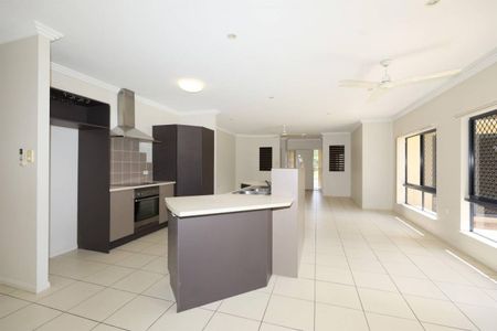 Large Quality Family Home - 4 Bedrooms + Study - Side Access - Photo 5