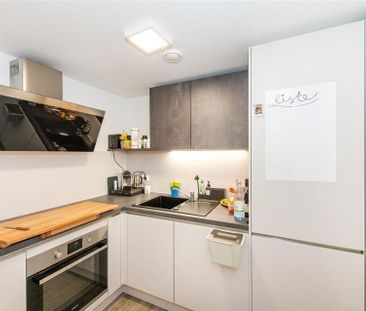 Stilvolle 2-ZKB im Dachgeschoss mit Einbauküche und Balkon - Photo 2