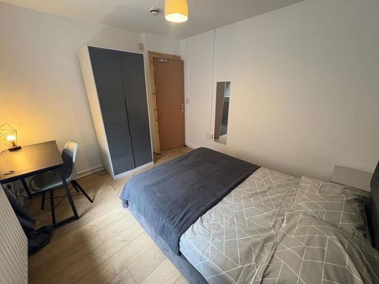 4 bedroom flat to rent - Photo 1