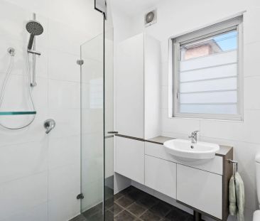 Renovated Ground Floor Retreat in Prime Location - Photo 5