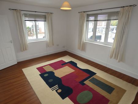 2 bed Apartment - To Let - Photo 4