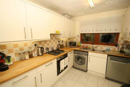 3 bedroom semi-detached house to rent - Photo 4