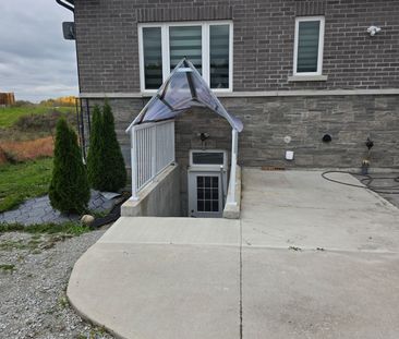 For Lease - 184 Dale Crescent, Bradford West Gwillimbury, Ontario - Photo 2