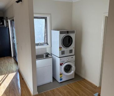 Fully Furnished Ensuite Room with All Bills Included - Photo 3