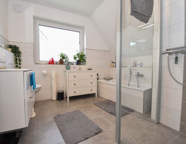 Neuwertige Doppelhaushälfte mit Einbauküche und Carport im Stadtteil Krusenbusch der Stadt Oldenburg - Photo 1