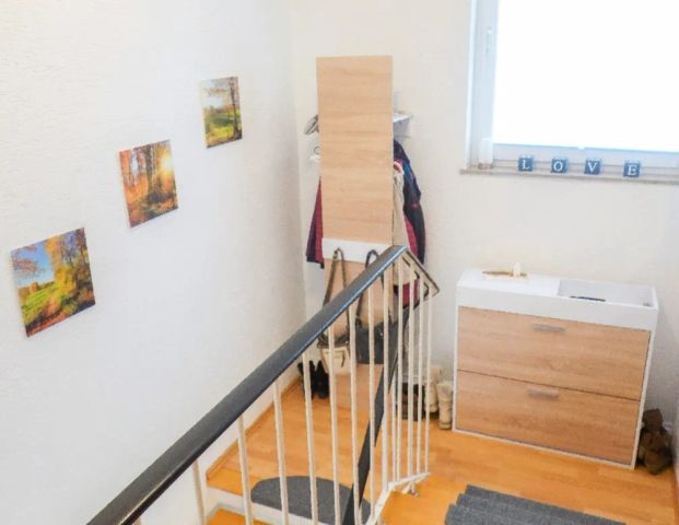 Renovierte 2- Zimmerwohnung mit eigenem Eingang, Balkon, Einbauküche und PKW- Stellplatz - Foto 1