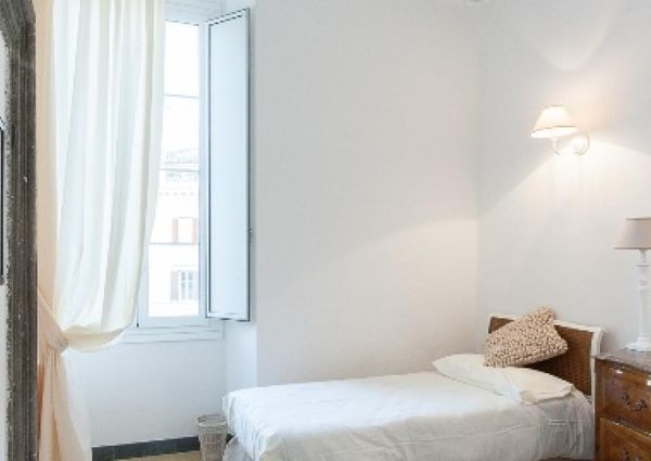 Center-Historic Jewish Quarter: Elegant apartment situated in beautiful Palazzo Nobiliare. Entrance, spacious living with original wood frescoed ceilings, large modern dining and kitchen, 4 bedrooms, 4 Baths, small terrace. #1527