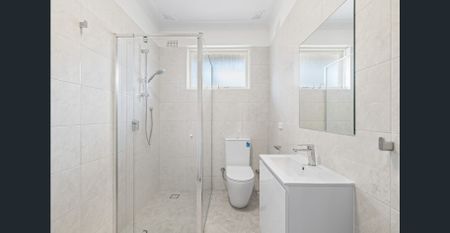 Fully Renovated Apartment - Ultra Convenient Location - Photo 5