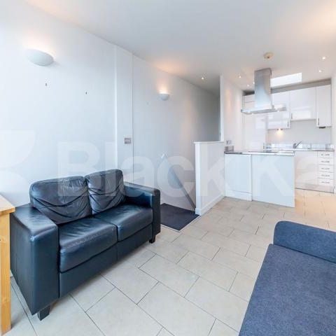 A beautiful Split level 1 bedroom with terrace in the heart of Angel - Photo 1