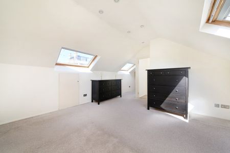 St James's Drive, London, SW17 - Photo 3