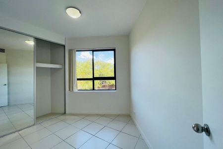 Spacious Modern Apartment Moments from Central Station & Universities - Photo 3