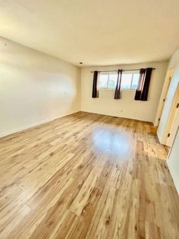 Big Townhome – Convenient location - Photo 3