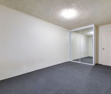 2 BEDROOM APARTMENT IN CONVENIENT LOCATION - Photo 2