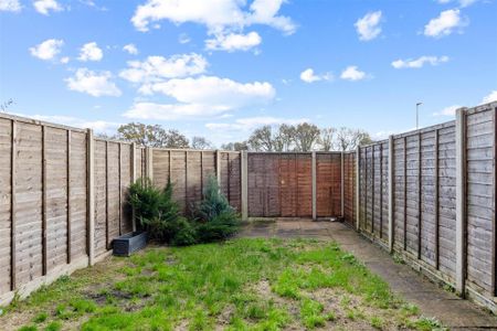 4 bedroom terraced house to rent - Photo 3