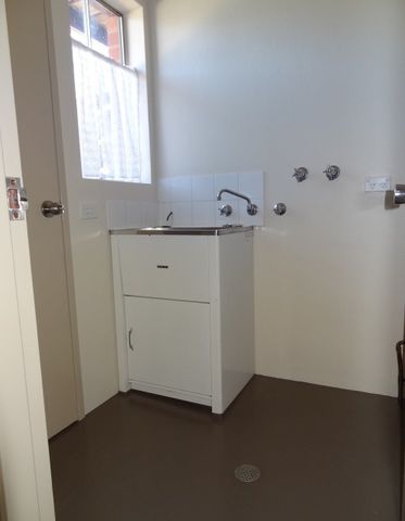 NEAT, TIDY & CENTRAL! - Photo 3