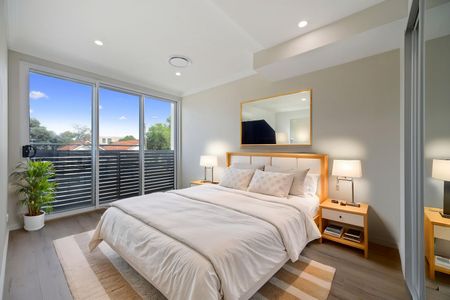 CHARMING THREE-BEDROOMS TOWNHOUSE - Photo 2