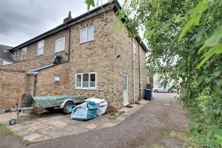 2 bedroom end of terrace house to rent - Photo 4