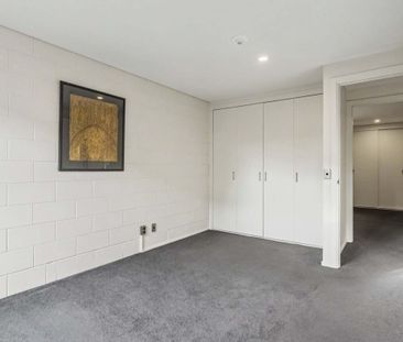 Architectural Elegance Meets Inner City Cool - Photo 4