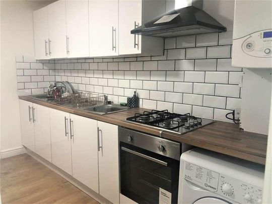 Buckingham Road, London, E18 - Photo 1