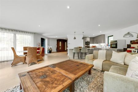 8 bedroom semi-detached house to rent - Photo 3