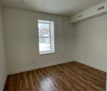 4-38 Thomson, 2 bed Main level Barrie | $2050 per month | Plus Heat | Plus Hydro - Photo 4