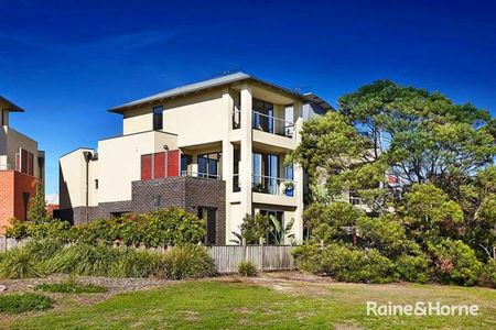 7 Lakeside Place, Williamstown, VIC 3016 - Photo 3