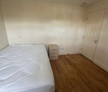 Room in a Shared House, Burnley Road, NW10 - Photo 4