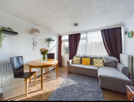 2 bedroom flat to rent - Photo 4