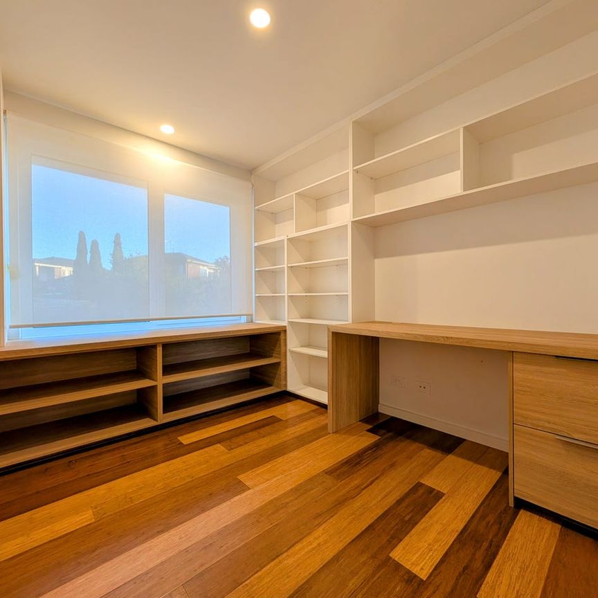 Premium Four-Bedroom Rental with Bay Glimpses! - Photo 1