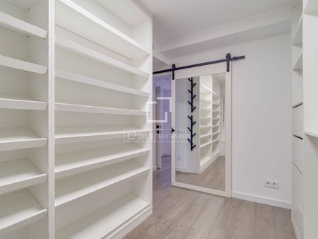 Excellent 3 Bedroom apartment with 161m² terrace for rent in Eixample Right - Photo 2