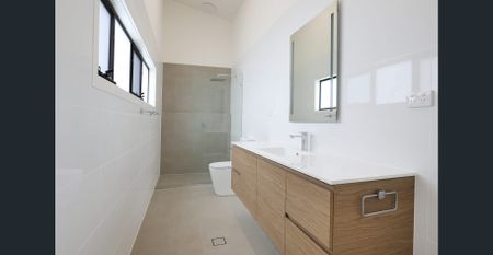 Luxurious Townhouse in Central Fairy Meadow - Photo 3