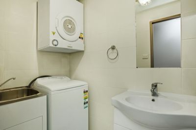 Inner City Lifestyle! - Photo 1