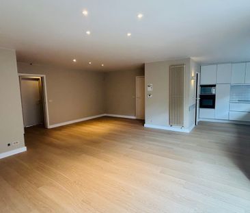 Ruim appartement met: 2 slaapkamers, terras en autostaanplaats - Photo 3