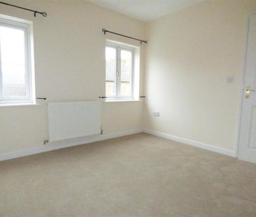 2 bedroom end of terrace house to rent - Photo 2