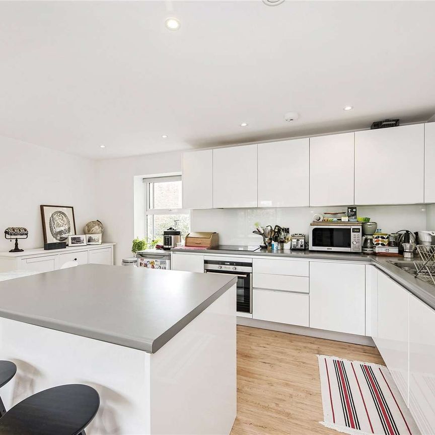 *3D Virtual Tour Available* Fantastic two bedroom apartment set in an impressive new gated development in Shepherds Bush. - Photo 1