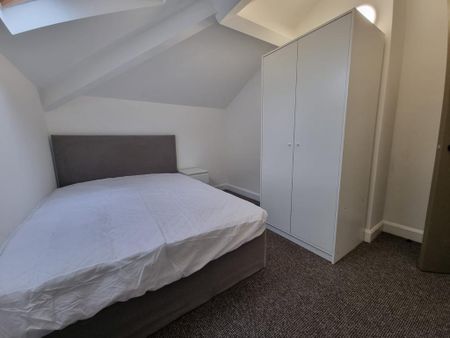3 bedroom flat to rent - Photo 3