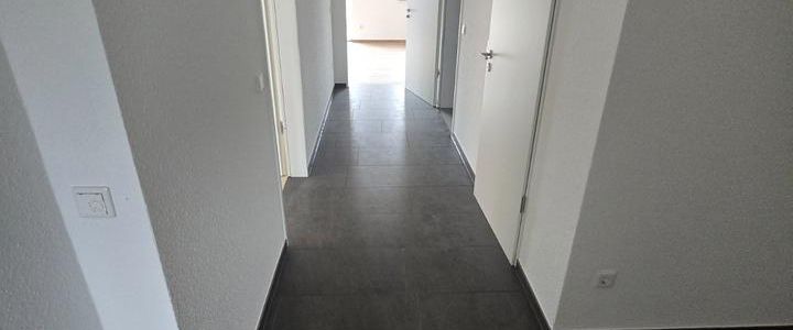 Moderne 2,5-Zi-Neubauwohnung mit Balkon - Photo 1