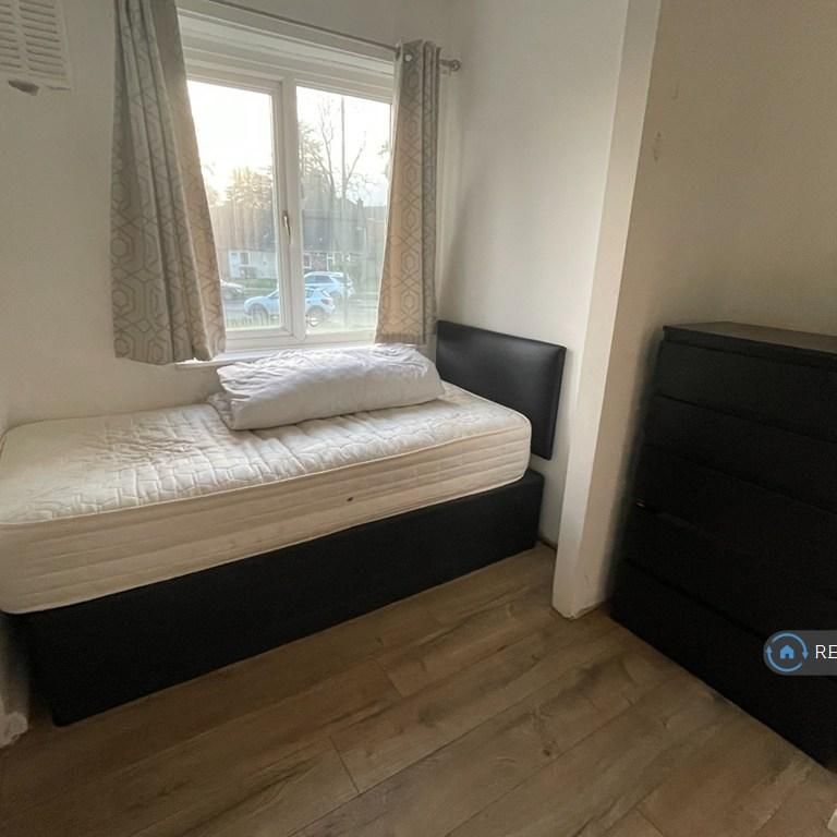3 bedroom flat to rent - Photo 1