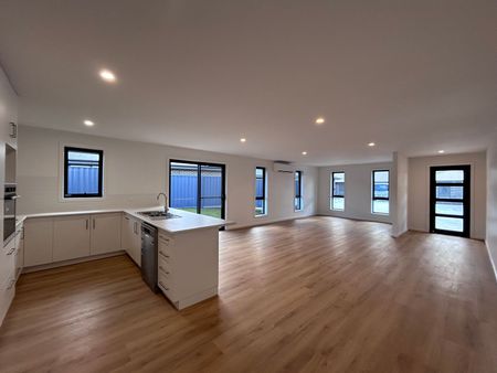 Live in the heart of Deloraine! - Photo 3