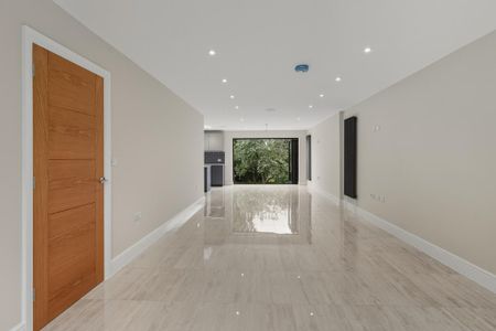 5 bedroom detached house to rent - Photo 2