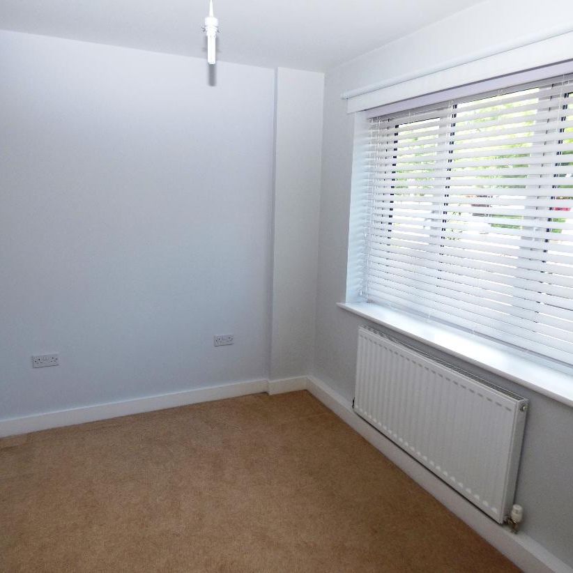 2 bed flat to rent in Rayleigh Road, Hutton, CM13 - Photo 1