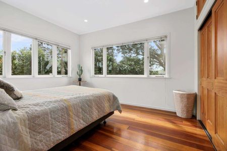 Charming 3-Bedroom Home with Large Backyard & Standalone Garage - Pet-Friendly! - Photo 4