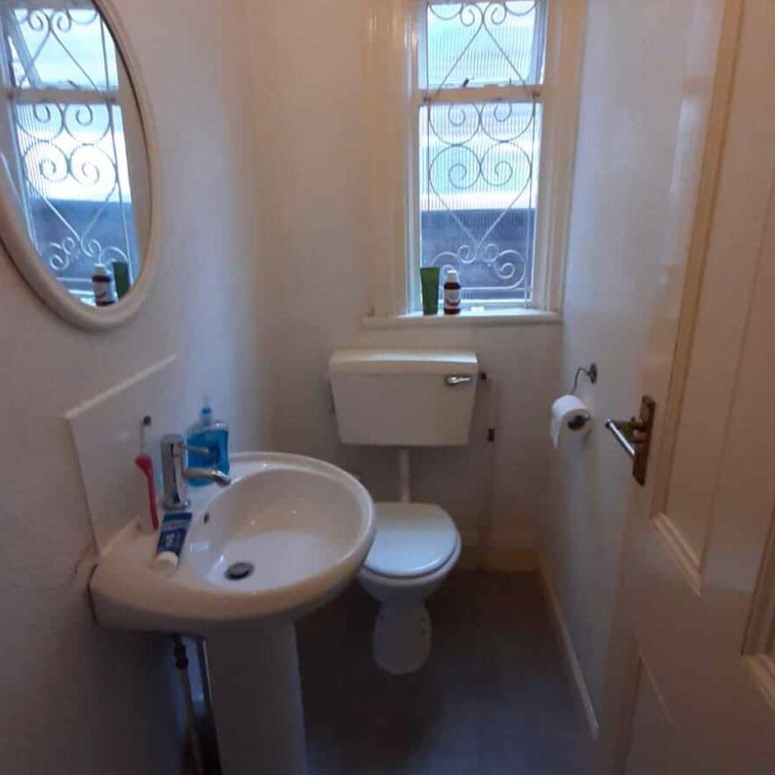 Perfect location on Burton Road! Room 1 - Photo 1