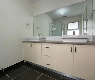 Modern 2 Bedroom Townhouse! - Photo 5