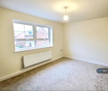 4 bedroom semi-detached house to rent - Photo 4